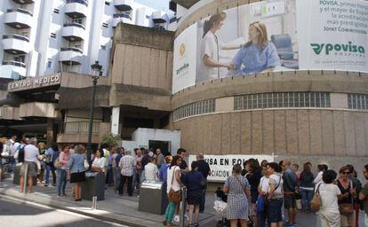 Trabajadores de Povisa, a las puertas del hospital privado en agosto pasado durante una protesta.