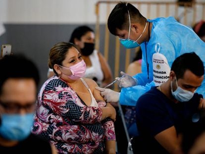 Un docente es vacunada contra coronavirus en Guadalajara, México.