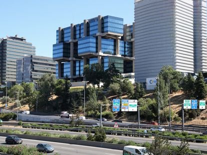 El edificio "Los Cubos" visto desde la M30, Madrid.