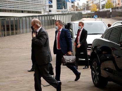 El negociador británico, David Frost (en el centro), a su llegada a la sede comunitaria, este miércoles en Bruselas.