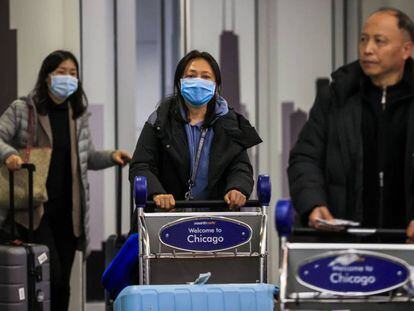 Pasajeros a la salida de la terminal internacional del aeropuerto de Chicago, el pasado viernes