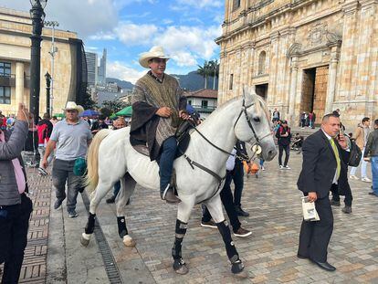 El congresista Alirio Barrera, senador por el Centro Democrático, afuera de la sede del Congreso con su caballo 'Pasaporte'.