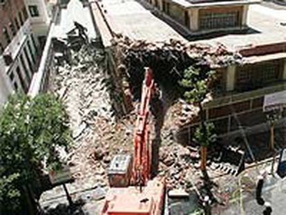 El mercado de Torrijos, minutos después de iniciarse la demolición.