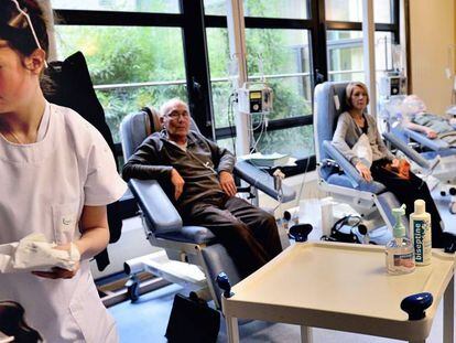 Pacientes recibiendo tratamiento de quimioterapia.