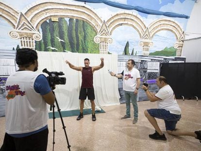 Varios presos realizan pruebas de los programas en la cárcel de Alhaurín de la Torre. 