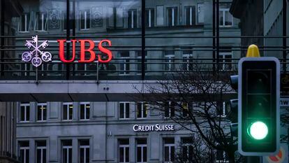 Logos de UBS y Credit Suisse en la ciudad suiza de Zúrich, sede de ambos, el pasado 19 de marzo.