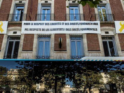 Pancarta en la fachada de la sede del Consejo Departamental de los Pirineos Orientales.