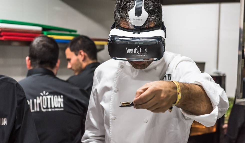 Paco Roncero, haciendo pruebas con las gafas de realidad aumentada.