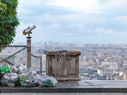 Bolsas de basura amontonadas en el barrio parisino de Montmartre.