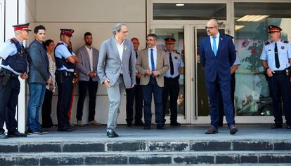 El president de la Generalitat, Quim Torra, visita la comissaria dels Mossos a Cornellà.