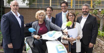 La alcaldesa de Madrid, Manuela Carmena, junta a la concejala de Medio Ambiente y los responsables de Ecooltra.