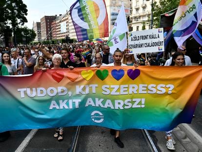 Manifestantes en la marcha del Orgullo en Budapest sostienen una pancarta que reza "¿Sabes a quién quieres? A quien tú quieras", el 24 de julio.