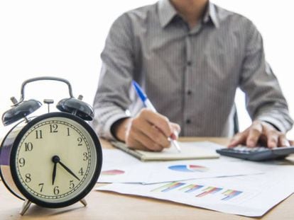 El empleado que suele salir tarde no necesita probar cada hora extra