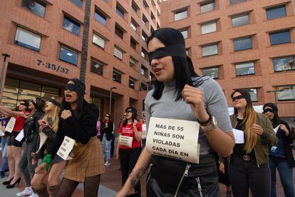 Un grupo de mujeres protestan contra la violencia de género en Bogotá, en 2019.