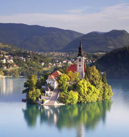 El lago de Bled, con la isla de la ermita de la Virgen de la Asunción, en Eslovenia.