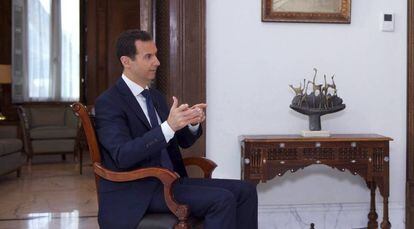Bachar El Asad en una entrevista para la televisi&oacute;n rusa, este martes en Damasco.