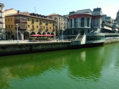 Aspecto de la ría a su paso por el mercado de Bilbao este sábado.