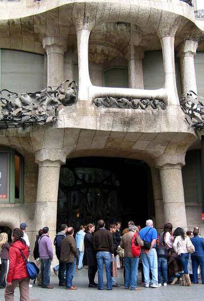 Colas ante La Pedrera, uno de los equipamientos patrimoniales más visitados en Cataluña.