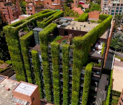 Edificio Santalaia, en Bogotá, con el jardín más grande del mundo, de la empresa española Paisajismo Urbano.