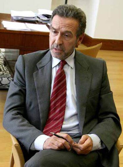 Fernández Antonio en su despacho de la Xunta.