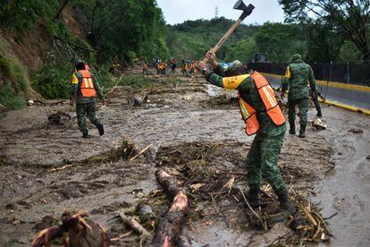 Uno de los grandes problemas derivados de las lluvias de 'Otis' fue el aumento del río Papagayo, que cortó este miércoles la circulación de la autopista del Sol en ambos sentidos. En la imagen, personal del Ejército mexicano retira escombros y lodo de la autopista del Sol. 