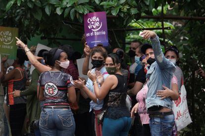 Manifestantes a favor del Gobierno se concentran en las puertas de la casa del disidente Yunior García en La Habana (Cuba), este sábado.