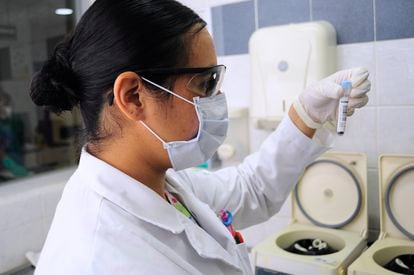 Una bióloga sostiene una muestra de sangre en un hospital del Estado de México. 