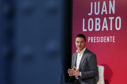 El candidato socialista a la Comunidad, Juan Lobato, presenta sus propuestas culturales ante profesionales del sector en Madrid, este viernes. 