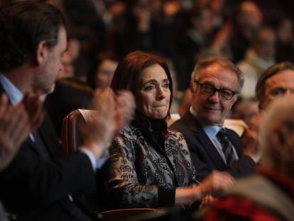 Isabel Azcárate, en el homenaje a su marido, Eduardo Arroyo, entre Miguel Zugaza, director del Museo Bellas Artes de Bilbao, y José Guirao, ministro de Cultura y Deporte.