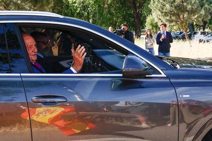 El rey Juan Carlos saluda a su llegada este lunes al palacio de La Zarzuela.