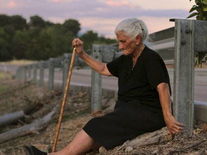 FOTO: María Martín, en la carretera de Buenaventura (Toledo) bajo la que yace, en una fosa común, su madre. / VÍDEO: Tráiler del documental 'El silencio de los otros'.
