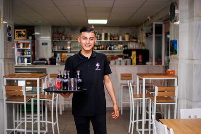 Tarik 在 Jerez de la Frontera（加的斯）的 Lalomanu 酒吧工作。