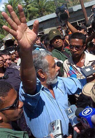 El presidente Gusmão intenta calmar a la gente ayer en Dili.