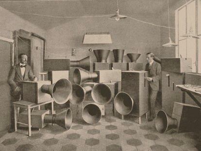 Intonarumori, los instrumentos inventados por el pintor futurista y músico Luigi Russolo. En la imagen, Russolo con Ugo Piatti, pintor y fabricante de instrumentos, en su estudio en Milán (1913).
