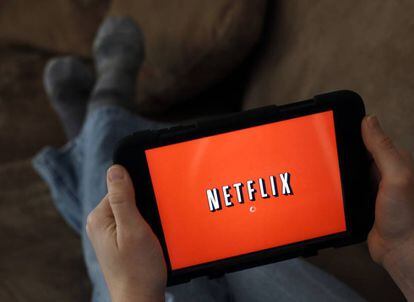 Netflix distribuye contenido en diferentes pantallas.