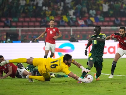 Gabasky se adelanta a Mané en un mano a mano, durante la final.