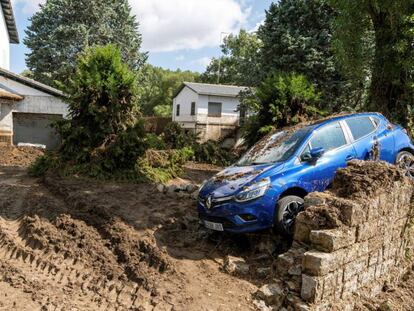 Aspecto que presentaba esta mañana la zona afectada por la tromba de agua caída el martes en Las Navas del Marqués (Ávila). En vídeo, así fueron las inundaciones en Las Navas del Marqués.