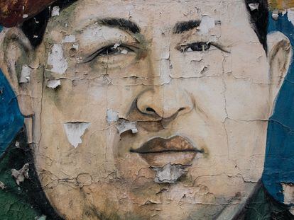 Un mural derruido del difunto presidente venezolano Hugo Chávez, en el barrio de Petare, en Caracas, el 7 de junio de 2022.