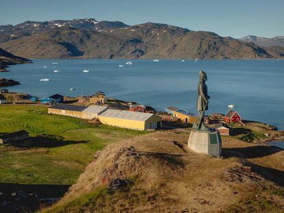 Estatua del explorador noruego Leif Ericson con vistas a Qassiarsuk, Groenlandia, antiguo emplazamiento vikingo.