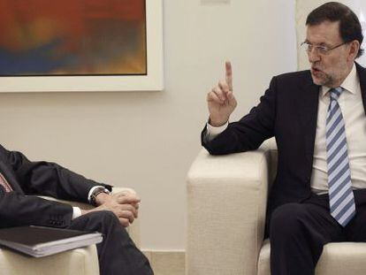 Artur Mas, presidente de la Generalitat de Catalu&ntilde;a (izquierda) conversando con el presidente del Gobierno, Mariano Rajoy en el Palacio de la Moncloa.