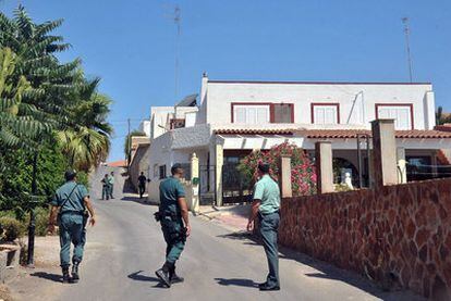 La Guardia Civil custodia la calle en la que vive el autor confeso de los crímenes.