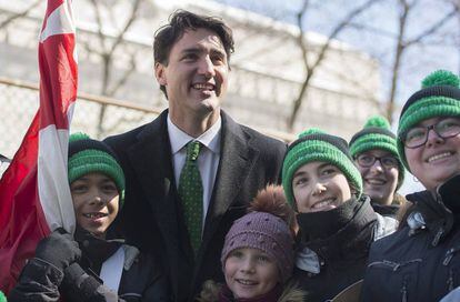 Trudeau posa con unos ni&ntilde;os en Montreal, el 19 de marzo.