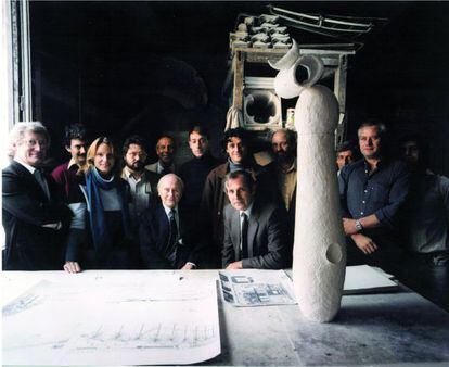 Oriol Bohigas amb Joan Miró en la preparació del model de l’escultura Dona i ocell