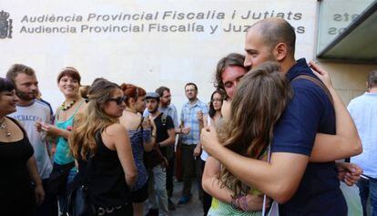 Los estudiantes se abrazan a la salida de la Ciudad de la Justicia de Valencia tras la suspensi&oacute;n del juicio.