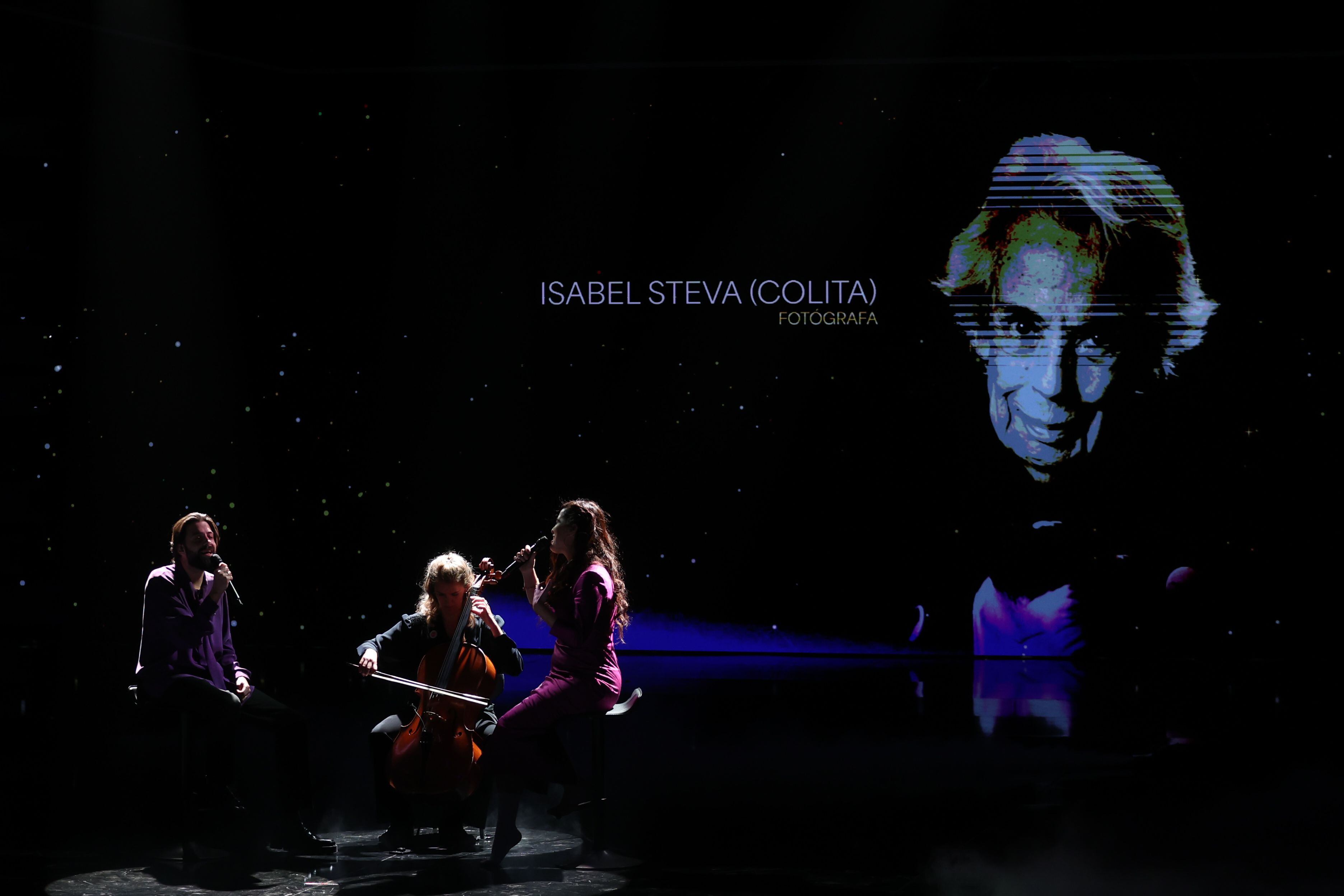 Salvador Sobral y Sílvia Pérez Cruz, durante su actuación en el homenaje a los fallecidos en los Goya 2024.
