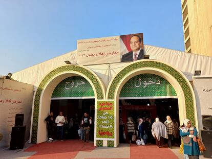 Carpa colocada como método contra la inflación, en la calle del Rey Faisal, Giza, Egipto