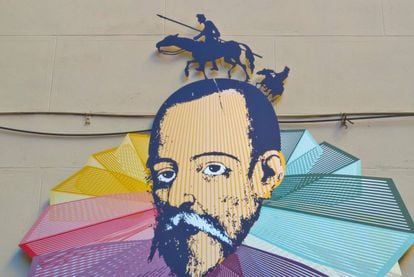 Figura de Miguel de Cervantes y sus personajes Don Quijote y Sancho en un local del barrio de Huertas.