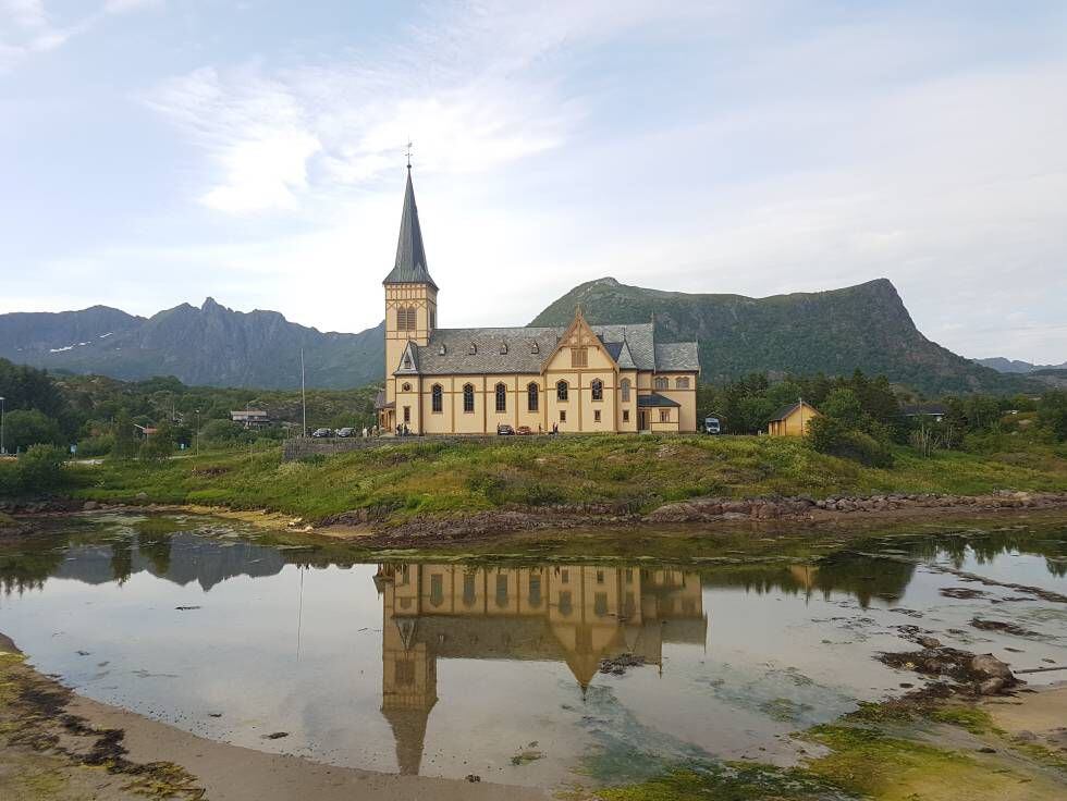 La iglesia de Vågan en Kabelvåg, uno de los escenarios habituales del Festival de Lofoten, antes del concierto del martes por la tarde.