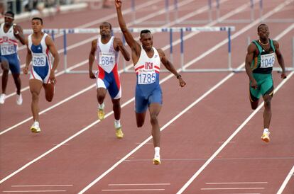 Kevin Young celebra el oro conseguido en 400 metros vallas.