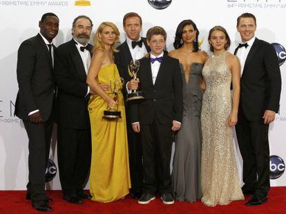 El reparto de 'Homeland' posa con los Emmys conseguidos por la serie esta noche